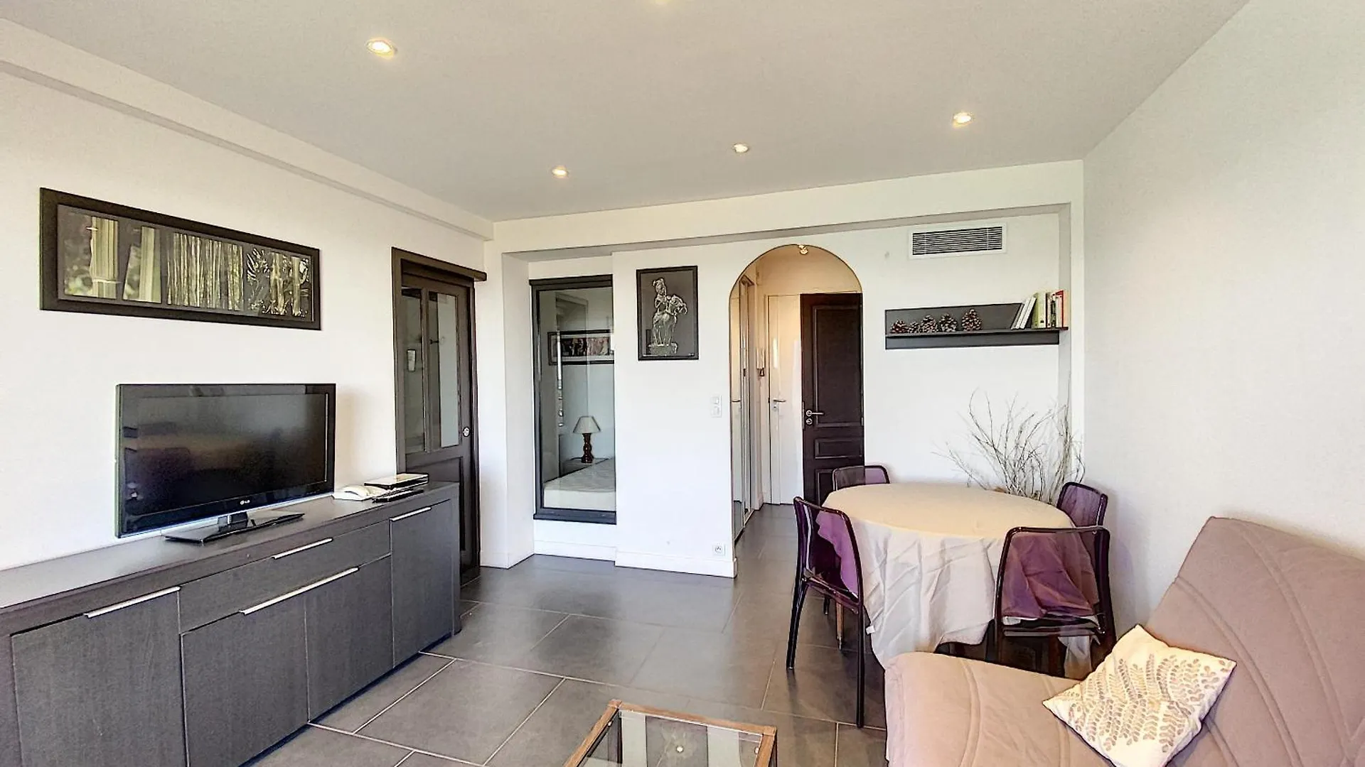 1-Bedroom Beachfront Apartment With Sea View Cannes