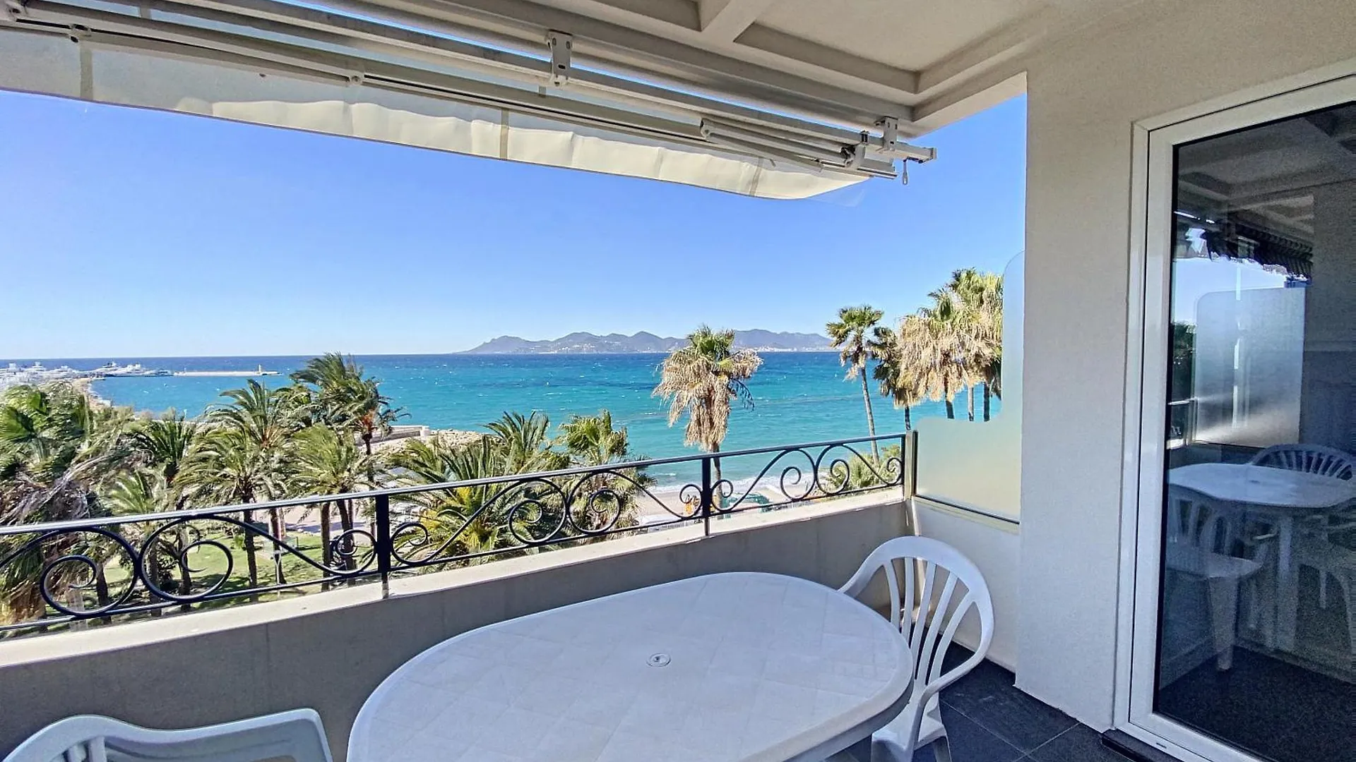 1-Bedroom Beachfront Apartment With Sea View Cannes 0*,  Francja
