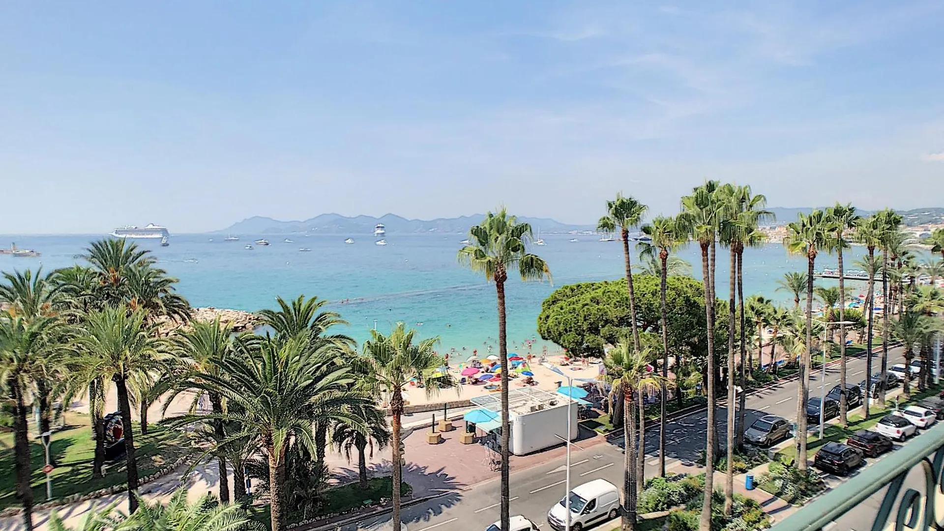 1-Bedroom Beachfront Apartment With Sea View Cannes Francja