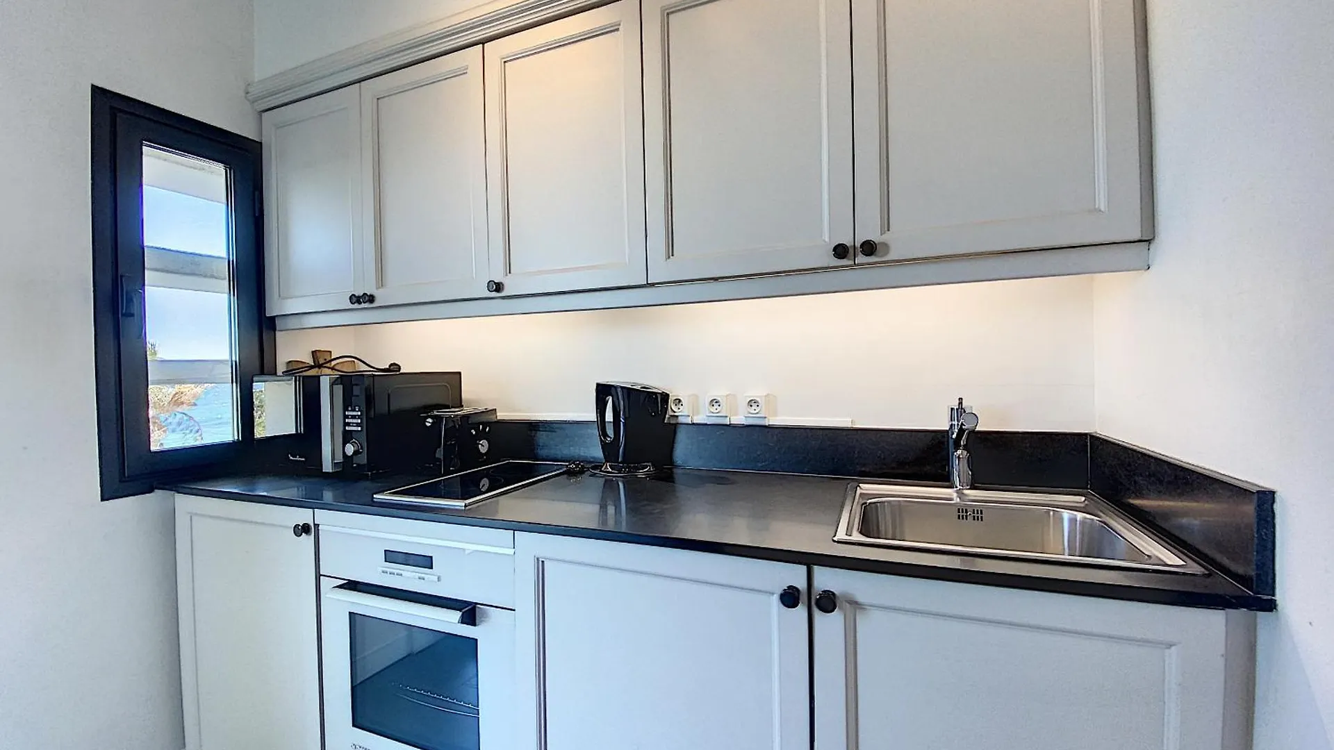 1-Bedroom Beachfront Apartment With Sea View Канны